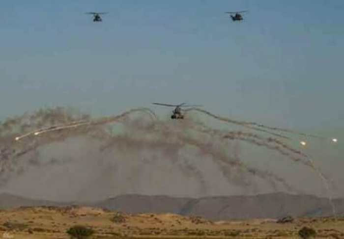 شاهد .. حوثيون حاولوا الاختباء قرب مدرج المطار ليسقطوا في أيدي قوات الجيش (صورة)