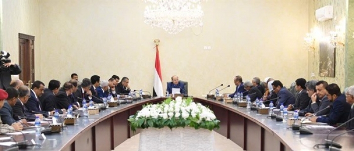 الرئيس هادي ينتقد اداء الحكومة ويطالب قيادات الوزارة والمؤسسات بالعودة الى العاصمة المؤقتة عدن