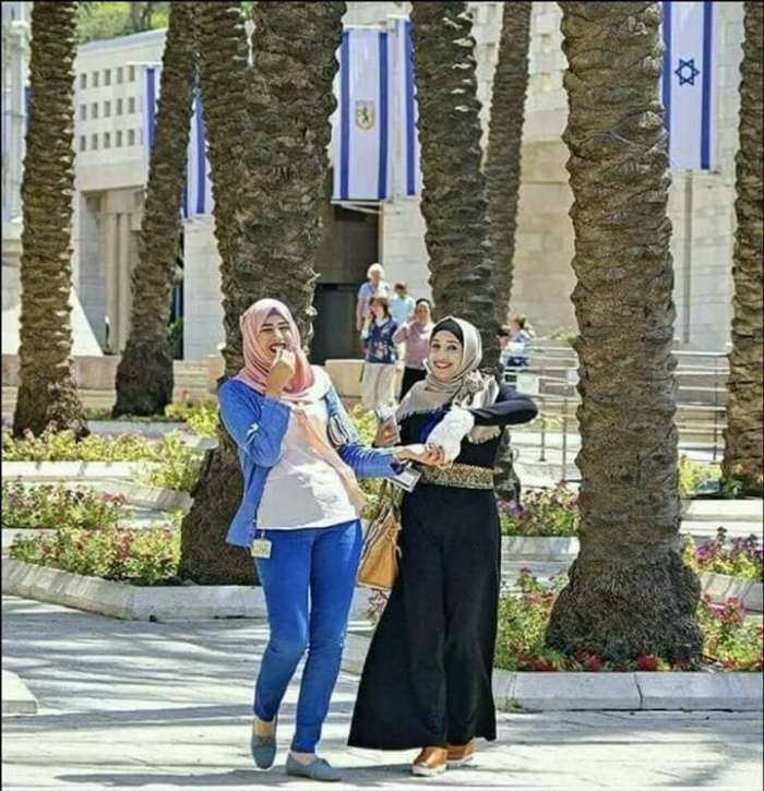 بالصورة.. المليشيات تكشف عن سوءتها وترسل طالبات للتعلم في اسرائيل