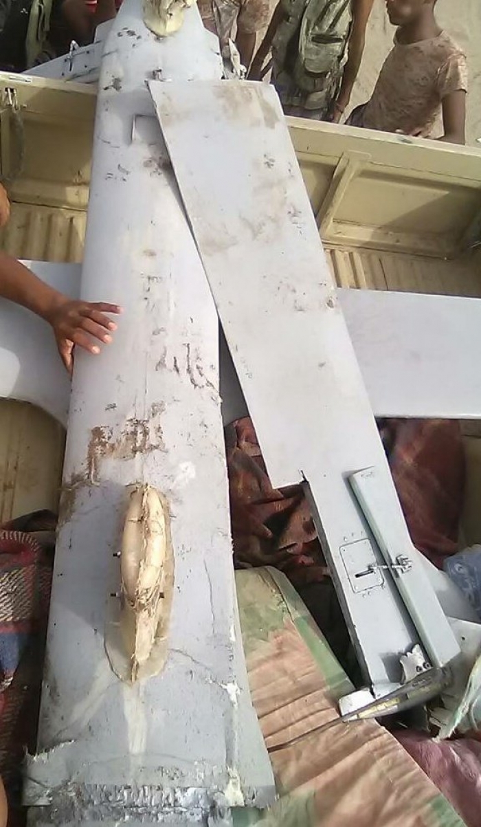 بالصور.. ألوية العمالقة تسقط طائرة حوثية قرب مطار الحديدة