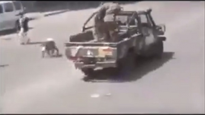 شاهد: فرار الاطقم العسكرية الحوثية من شوارع الحديدة والشعب يطاردهم ويردد لا حوثي بعد اليوم.. (فيديو)