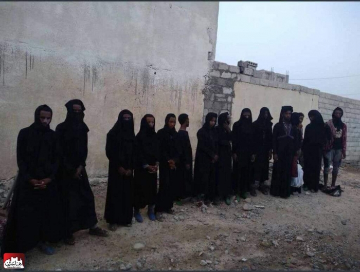 شاهد صورة : اسر عناصر  حوثية بملابس نسائية حاولت العودة الى مطار الحديدة