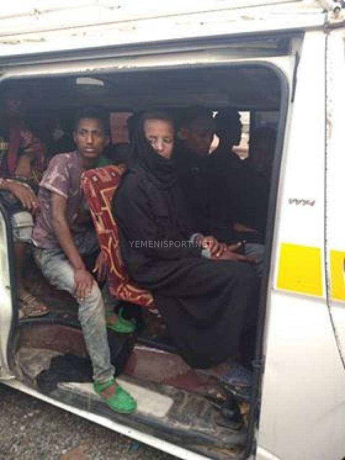 بالصـــور : القبض على 52 إفريقيا متنكرين بأزياء نسائية جنوبي اليمن حسب مصدر أمني، قال إن "هذه هي المرة الأولى التي يتم فيها اكتشاف عملية تهريب بهذه الطريقة"