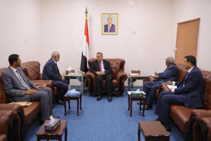 رئيس الوزراء يوجه بإيجاد أماكن إيواء لاستقبال النازحين من ابناء الحديدة وسرعة صرف الرواتب