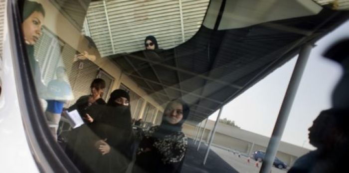 بالفيديو.. شابة بملابس جريئة تثير الجدل في ثاني أيام قيادة السعوديات للسيارات