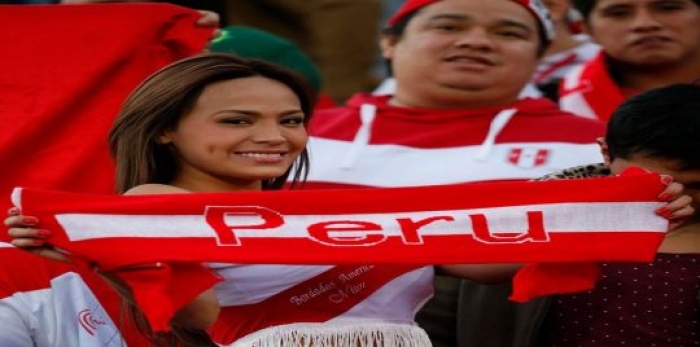 “صديقة منتخب بيرو” تعد بخلع ملابسها مع كل هدف لفريقها في كأس العالم روسيا 2018 (صور)