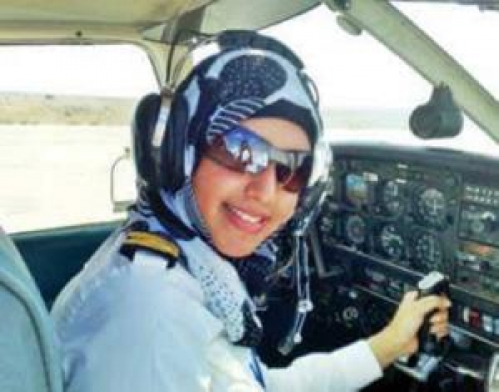 شاهد: فتاة يمنية حسناء هي أصغر كابتن طيار في العالم  (تفاصيل)