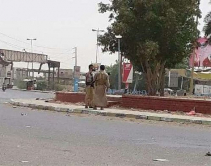 شاهد القيادي الحوثي البخيتي يسجل فيديو استباقي في دوار كيلو16 – صورة