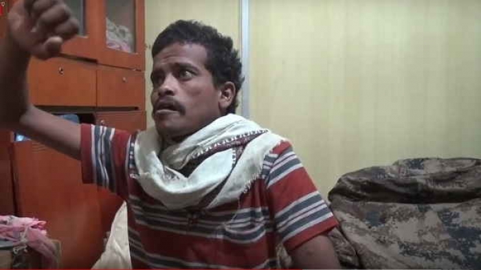 شاهد :  الشرعية تقبض على شخص لايفهم ومريض عصبي يقاتل مع مليشيا الحوثي.. (فيديو)