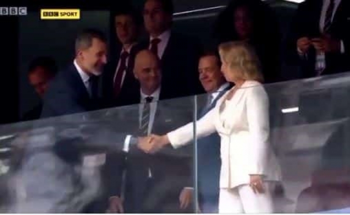 بالفيديو.. الكاميرا ترصد موقفا محرجا بين ملك إسبانيا الذي حاول تقبيل يد زوجة ميدفيديف
