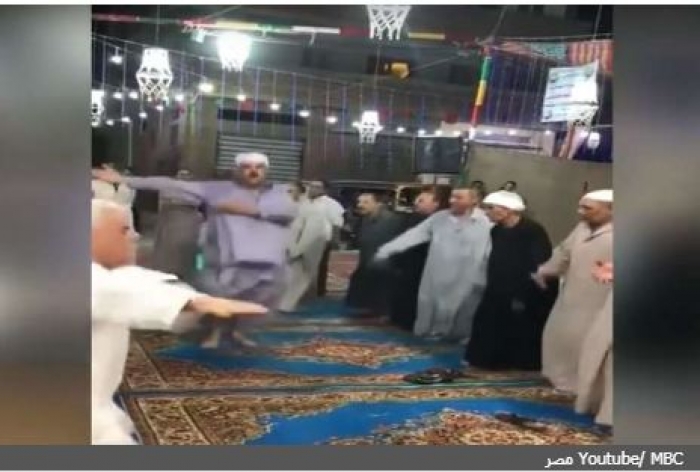 شاهد.. فيديو رقص وصلاة دون توجه للقبلة يثير الجدل في مصر