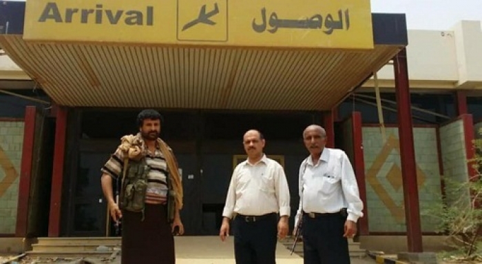 شاهد: وزير النقل الحوثي يزور مطار الحديدة الدولي ويتجول بداخله مع مرافقيه! (صورة)