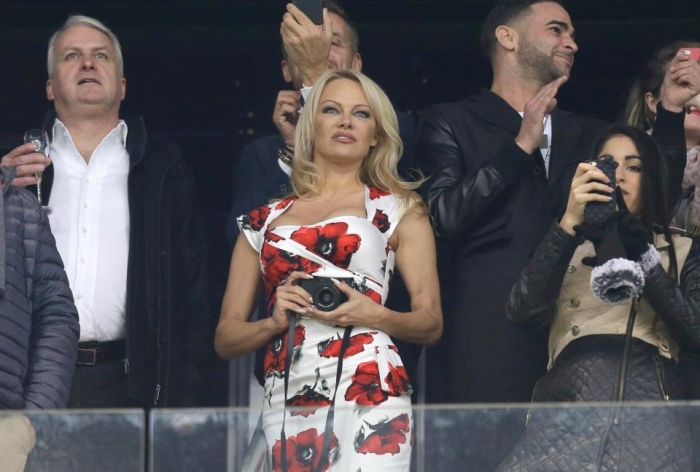 صديقة مدافع فرنسا: ديشامب يسمح لنا بممارسة الجنس قبل المباريات .. شاهد صورها المثيرة