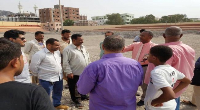 مسؤولون يتفقدون سير أعمال تأهيل ملعب الحبيشي في عدن
