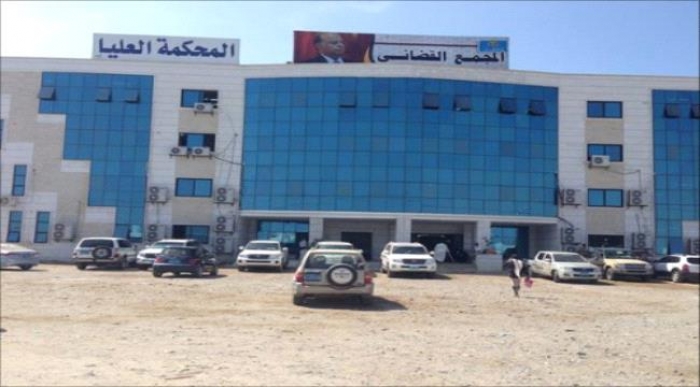 في اكبر تحدي للسلطة القضائية : جنود يكسرون أمر قاضي ويشهرون السلاح داخل محكمة في عدن