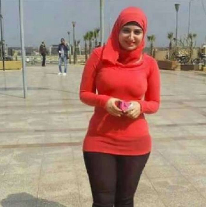 شاهد .. فتاة حسناء داخل جامع الصالح بملابس مثيرة تبرز من خلالها مفاتن جسمها ..صورة