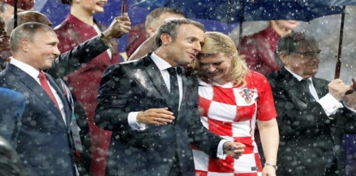 رئيسة كرواتيا كوليندا كيتاروفيتش تخطف كأس العالم من إنفانتينو قبل تسليمه لمنتخب فرنسا (فيديو)