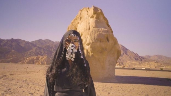 بالفيديو : فنانة إسرائيلية أصولها من اليمن تهز أغانيها قلوب معجبيها شاهد وترنم