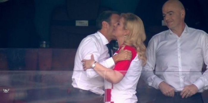 جدل حول قبلة الرئيس إيمانويل ماكرون لرئيسة كرواتيا بعد نهائي كأس العالم روسيا 2018 (فيديو)