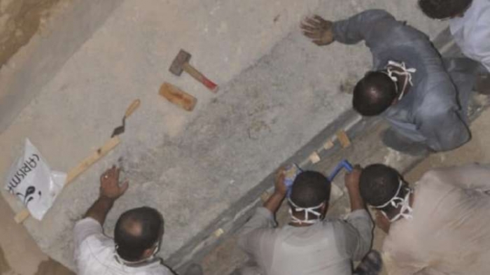 شاهد الصور الأولى لفتح تابوت الإسكندرية.. العثور على جندي مضروب بالسهم داخله!