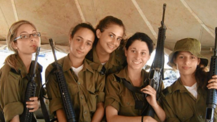 قرار عسكري إسرائيلي يمنع "إغراء النساء" المجندات من خلع حمالات الصدر!