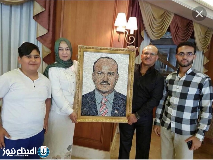شاهد: يحيى صالح عفاش يستلم صورته التي اثارت الجدل بقيمتها التي بلغت 12مليون ريال يمني