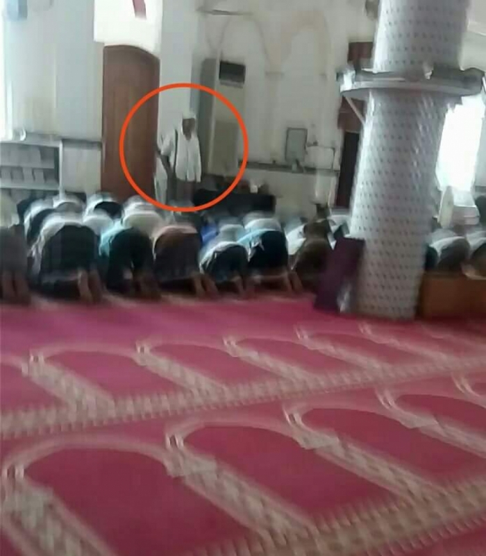 شاهد : صورة صادمة من مسجد بعدن