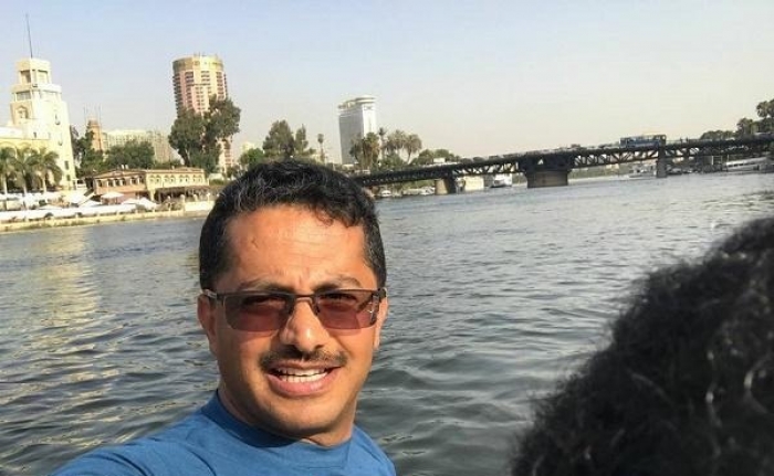 بالصور : علي البخيتي يحتفل برفع اسمه من قائمة الممنوعين من دخول مصر