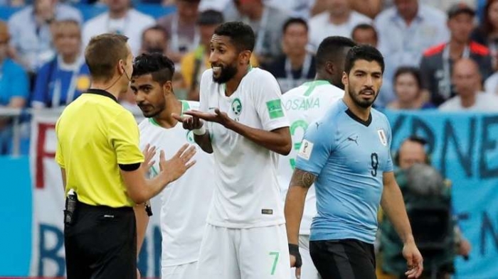 شاهد: حكم مباراة السعودية والأوروغواي يكشف سر حديثه مع سواريز (فيديو)