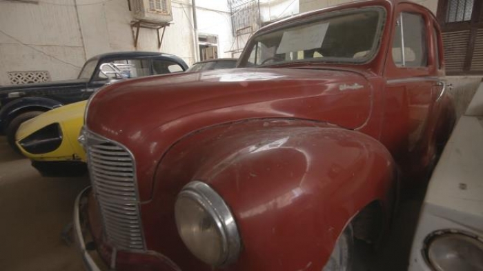 شاهد : يمني يمتلك 60 سيارة كلاسيكية ويرفض بيعها أو التفريط بها..والسبب! (صورة)