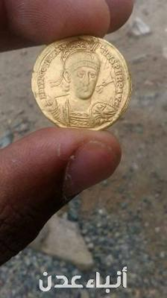 بالصور : الكنوز الأثرية الذهبية التي جمعها الأهالي في لودر بمحافظة أبين