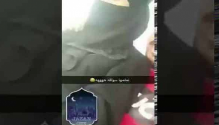 بالفيديو القبض علي شاب سعودي ظهر يقبل فتاة قبلات حميمية أثناء تعليمها القيادة بجازان
