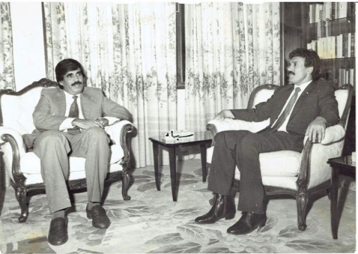 شاهد : صوة نادرة تجمع الرئيس السابق صالح مع نائبه السابق البيض قبل إعلان الوحدة بأيام