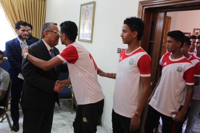 شاهد : صور حصرية من لقاء بن دغر بمنتخب الناشئين في الاردن على مادبة غداء بمنزل السفير