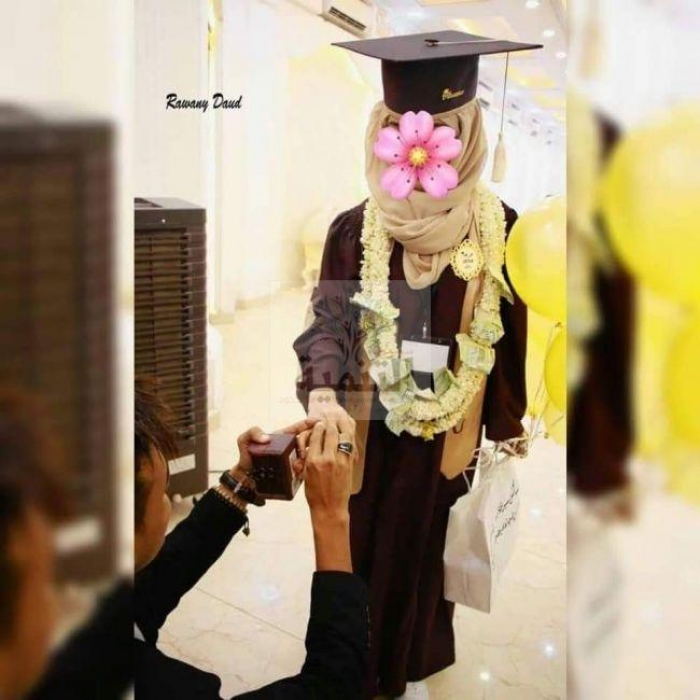 شاهد بالصور : شاب من صنعاء يخطب فتاة عدنية كما يفعل الاجانب ويركع امامها في حفل التخرج