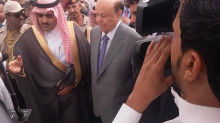 شاهد : الرئيس هادي والسفير السعودي في المهرة .. كيف تصرف الضيف ومن هو المضيف ؟!