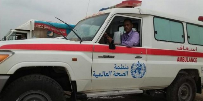 بالصور.. سيارة إسعاف تابعة للصحة العالمية ترفع صور قتلى المليشيات على زجاجاتها بالحديدة
