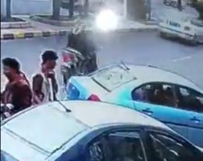 شاهد الفيديو : سارق جديد في صنعاء سرق هاتفها من سيارتها بلمح البصر