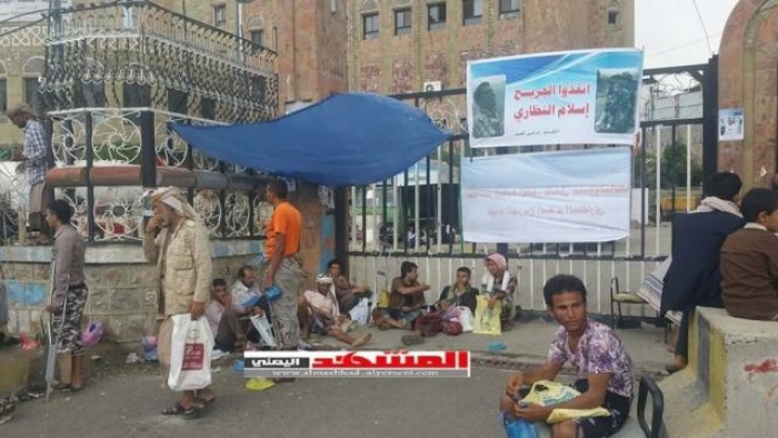 جرحى الجيش يبدأون اعتصام مفتوح أمام مبنى ديوان محافظة تعز
