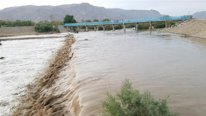 هطول أمطار وتدفق للسيول مع وادي بيحان غرب شبوة (صور وفيديو)