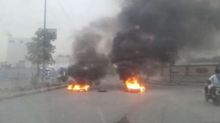 عاجل : احتجاجات الغلاء وانهيار العملة تغلق شوارع عدن
