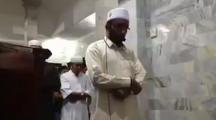 ( فيديو) إمام مسجد بإندونيسيا يكمل صلاته متمسكاً بجدار أثناء وقوع زلزال بقوة 7 درجات بمقياس ريختر