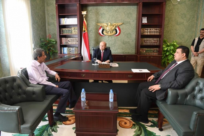 الرئيس هادي يستقبل اخر وزراءه الهاربين من صنعاء .. صورة