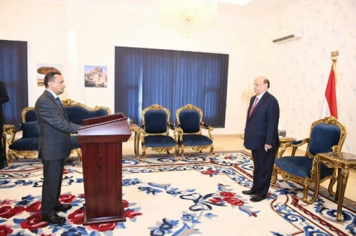 الوزير نبيل الفقيه يؤدي اليمين الدستورية امام الرئيس هادي في عدن .. شاهد