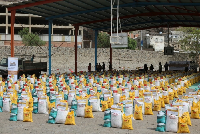مؤسسة سبأ وزعت 300 سلة غذائية لنازحي الحديدة في عدن