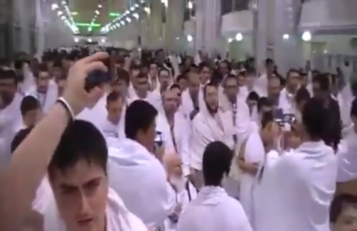 بالفيديو : الحجاج وهم بالدعاء على رئيس عربي من قلب الحرم المكي