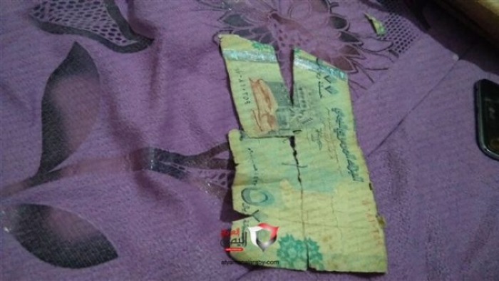 تمزق العملة المحلية في مناطق سيطرة مليشيا الحوثي "صور"