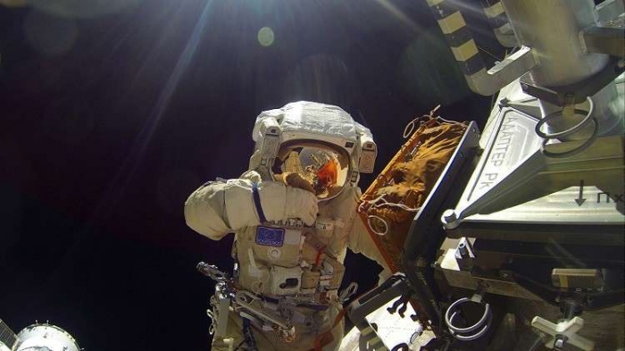 خروج رائدي فضاء روسيين إلى الفضاء المفتوح