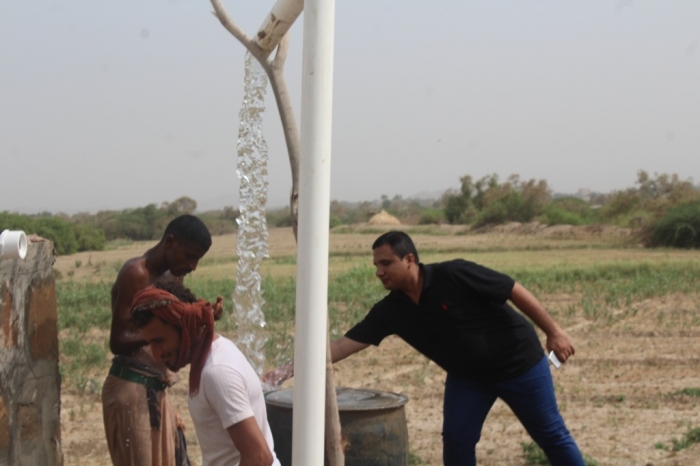 مؤسسة  جسور للتنمية والحلول تفتتح مشروع مياه في خنفر بأبين