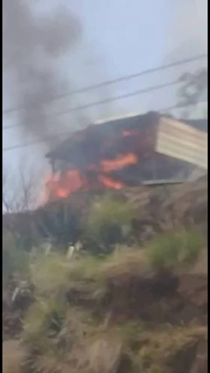 بالصور : مسؤول حوثي يحسب مواطن ثم يحرق منزله لانه رفض يتنازل له عن قطعة ارض